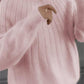 Monochromer flauschiger Strickpullover