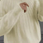 Monochromer flauschiger Strickpullover