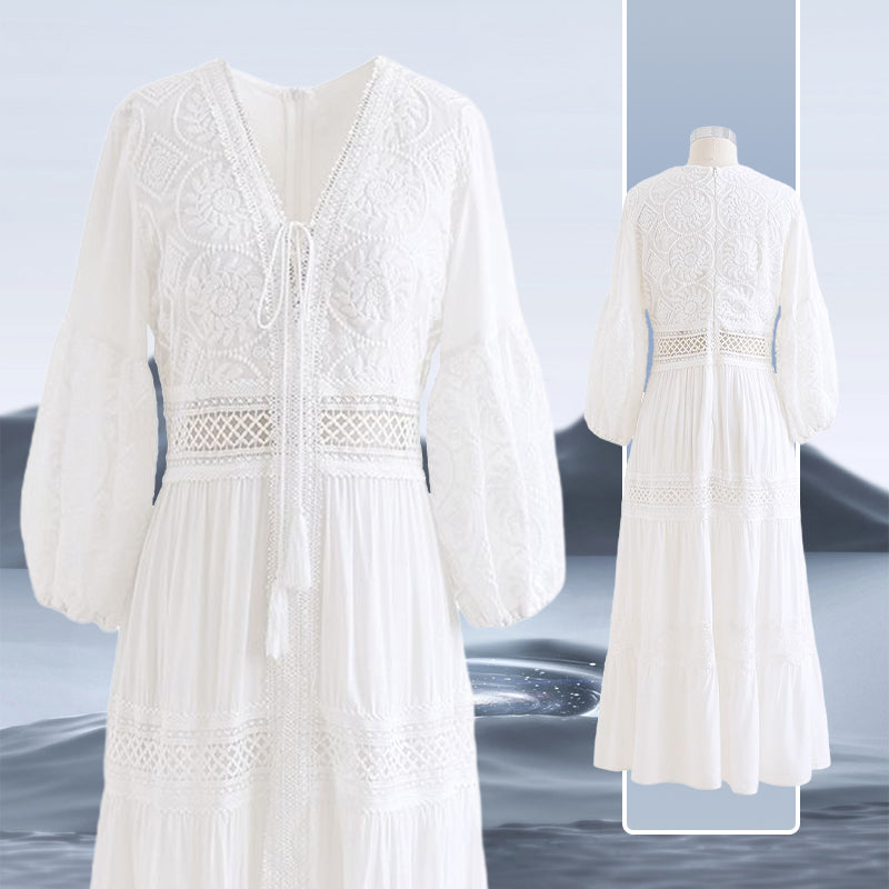Weißes Boho-Midikleid mit V-Ausschnitt