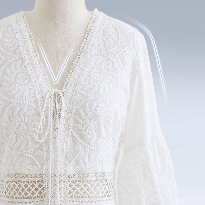 Weißes Boho-Midikleid mit V-Ausschnitt