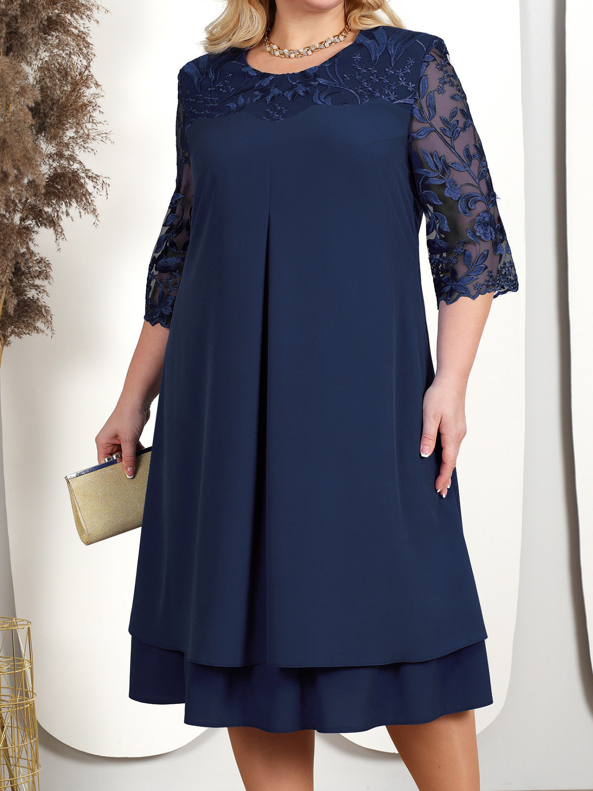 Damenkleid aus besticktem Chiffon mit Rundhalsausschnitt