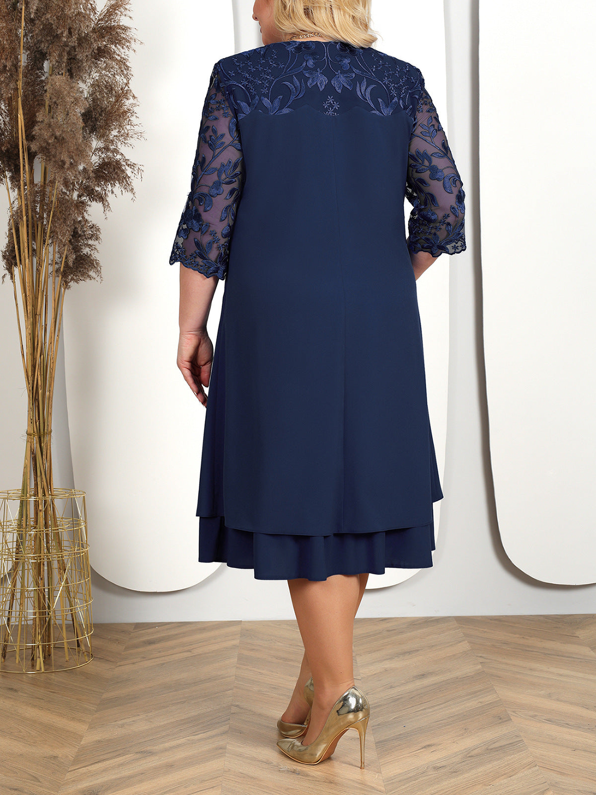 Damenkleid aus besticktem Chiffon mit Rundhalsausschnitt