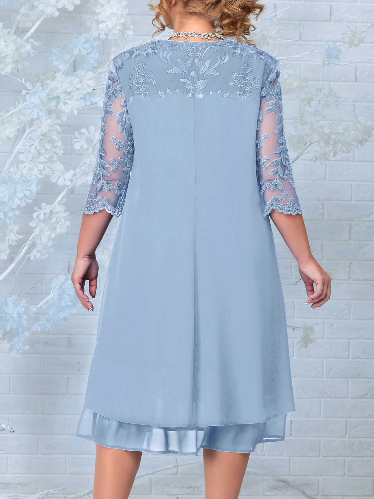 Damenkleid aus besticktem Chiffon mit Rundhalsausschnitt