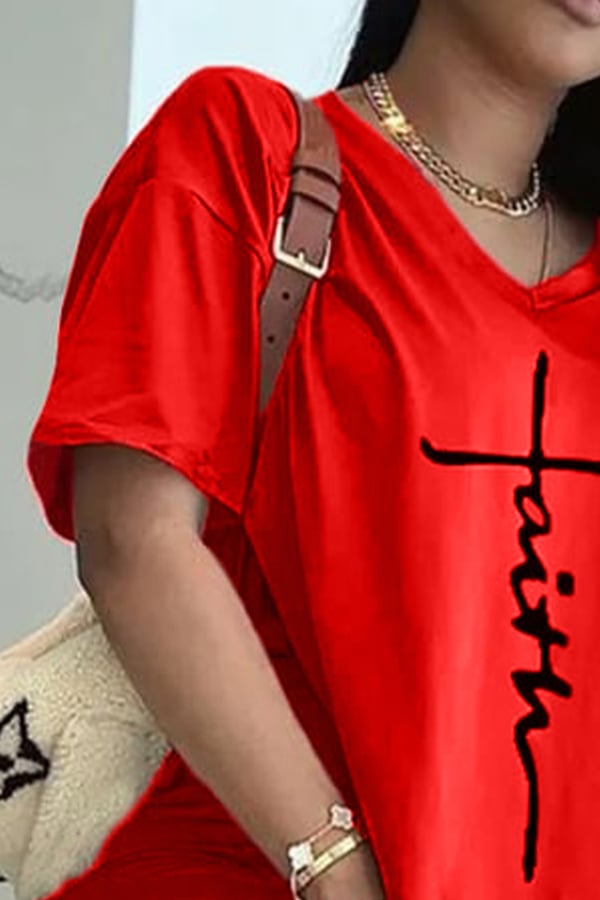 Zweiteiliges Set aus T-Shirt mit V-Ausschnitt, seitlichem Schlitz und Shorts mit Buchstabendruck