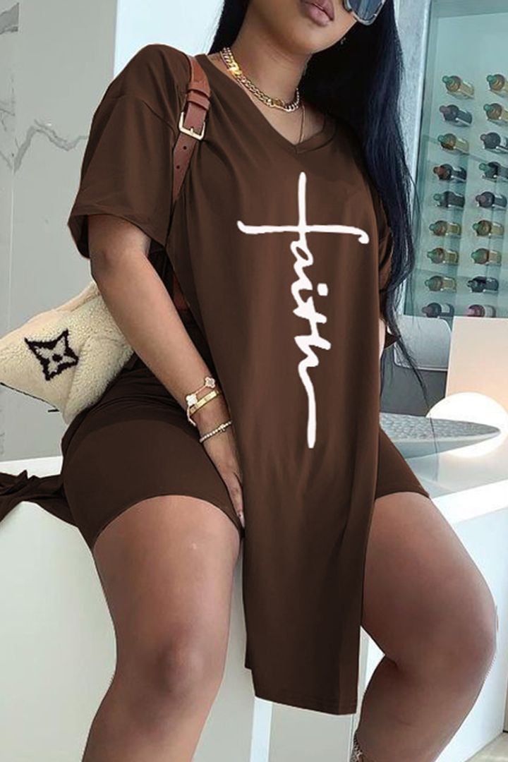 Zweiteiliges Set aus T-Shirt mit V-Ausschnitt, seitlichem Schlitz und Shorts mit Buchstabendruck