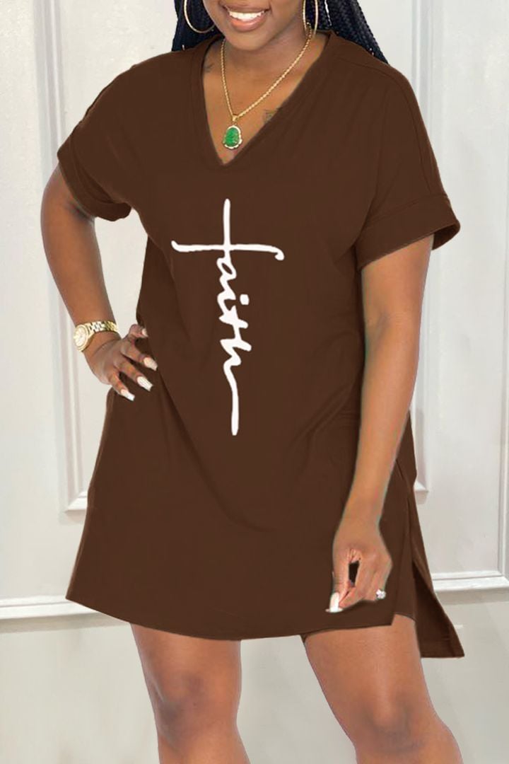 Zweiteiliges Set aus T-Shirt mit V-Ausschnitt, seitlichem Schlitz und Shorts mit Buchstabendruck