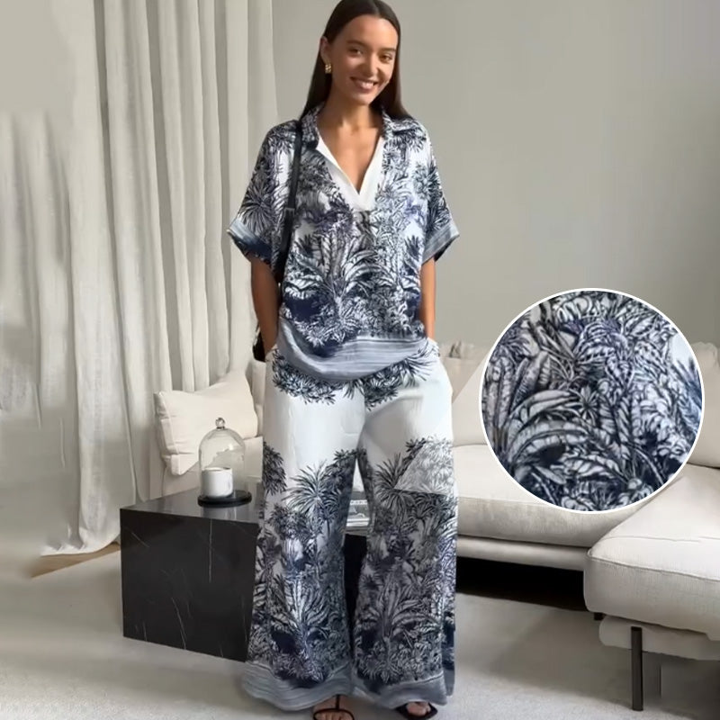 Blaues, bedrucktes, leichtes Set mit V-Ausschnitt-Oberteil und Hose