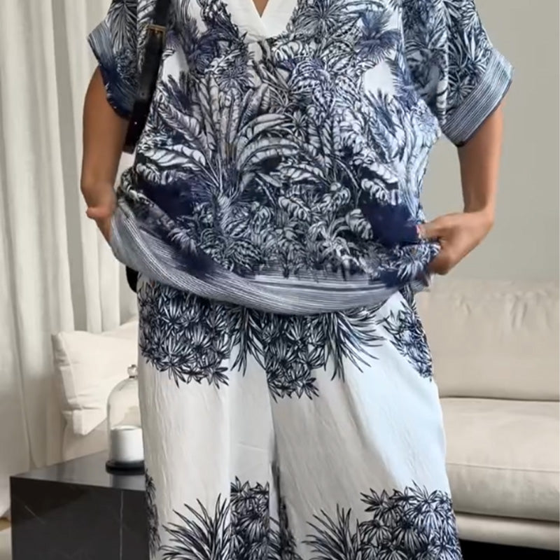 Blaues, bedrucktes, leichtes Set mit V-Ausschnitt-Oberteil und Hose