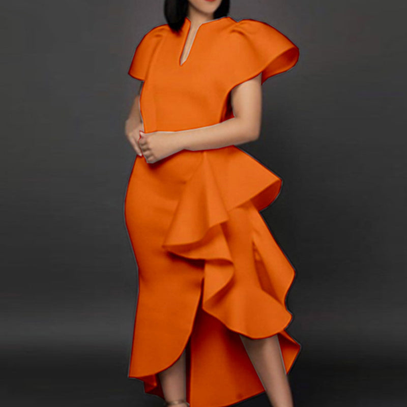 Elegantes Slim Fit Kleid mit Rüschen und High-Low-Saum