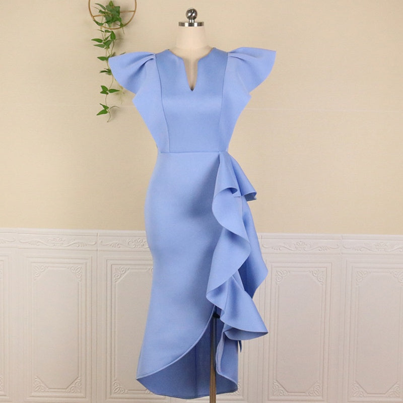 Elegantes Slim Fit Kleid mit Rüschen und High-Low-Saum