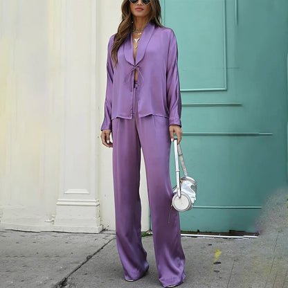 Bezauberndes Oberteil und Hose aus violettem Satin