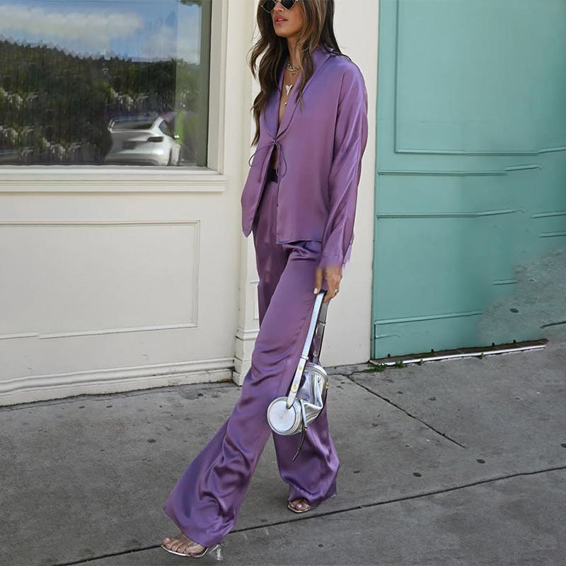 Bezauberndes Oberteil und Hose aus violettem Satin