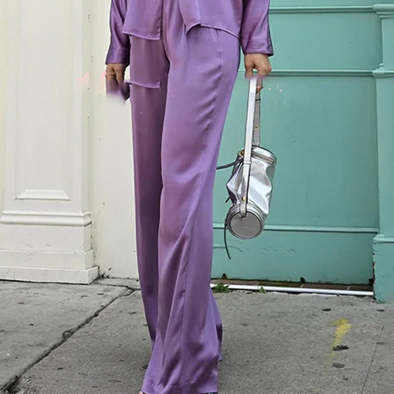 Bezauberndes Oberteil und Hose aus violettem Satin