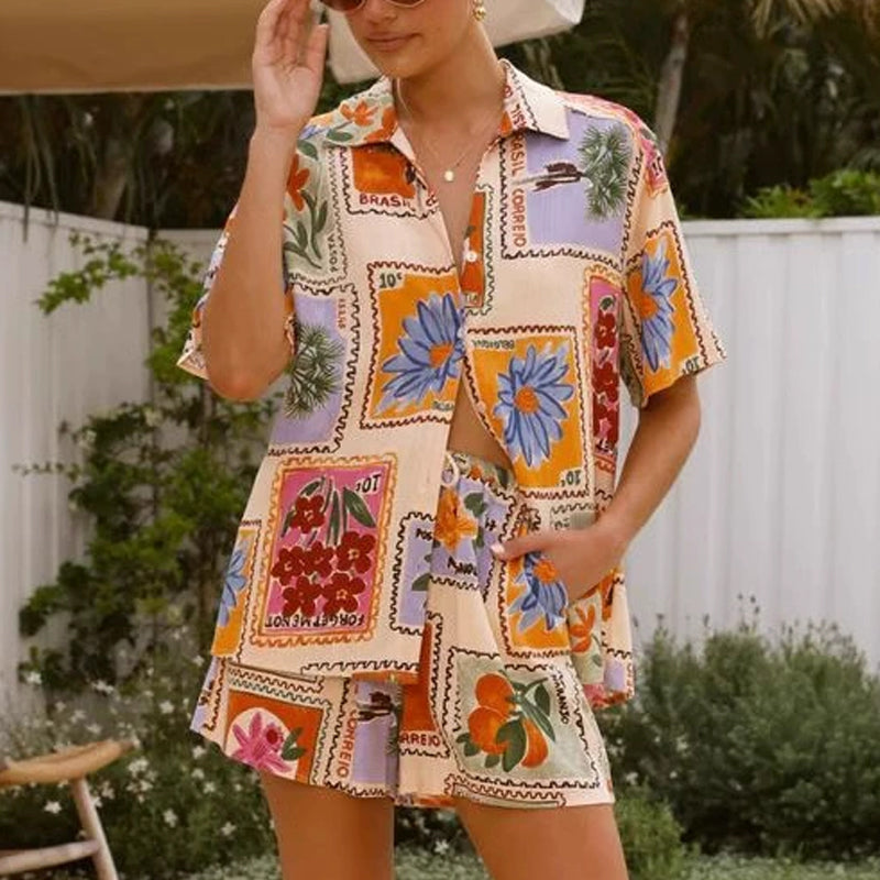 Bedrucktes Kurzarmshirt und elastische Shorts im Set