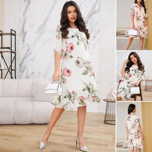 Fließendes Chiffonkleid mit blush-farbigen Blütenblättern