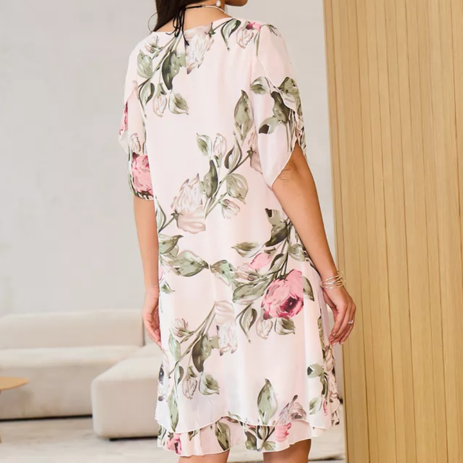 Fließendes Chiffonkleid mit blush-farbigen Blütenblättern