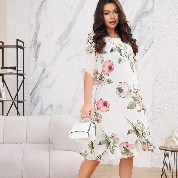 Fließendes Chiffonkleid mit blush-farbigen Blütenblättern