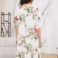 Fließendes Chiffonkleid mit blush-farbigen Blütenblättern