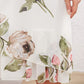 Fließendes Chiffonkleid mit blush-farbigen Blütenblättern