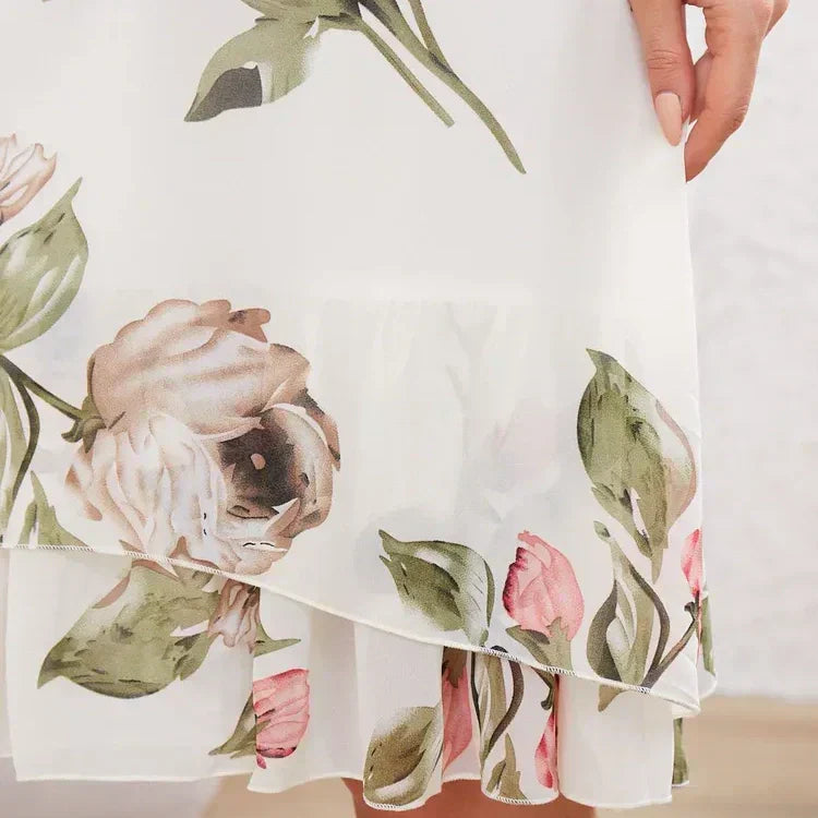 Fließendes Chiffonkleid mit blush-farbigen Blütenblättern