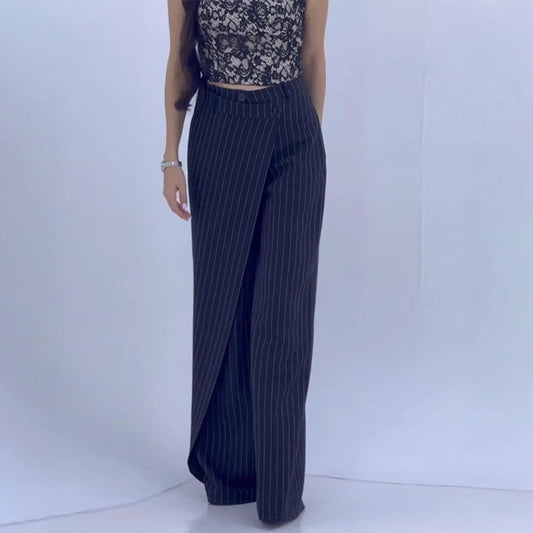 Damenhose mit unregelmäßiger hoher Taille und weitem Bein
