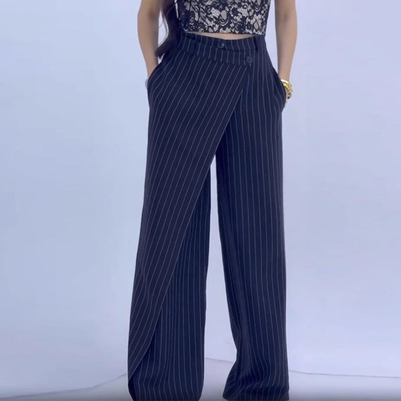 Damenhose mit unregelmäßiger hoher Taille und weitem Bein