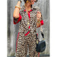 Damen-Zweiteiler mit Leopardenmuster: Hemdbluse mit Knopfleiste und Hose mit weitem Bein