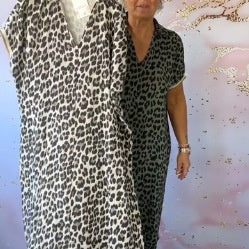 Lockeres Damenkleid mit V-Ausschnitt und Leopardenmuster