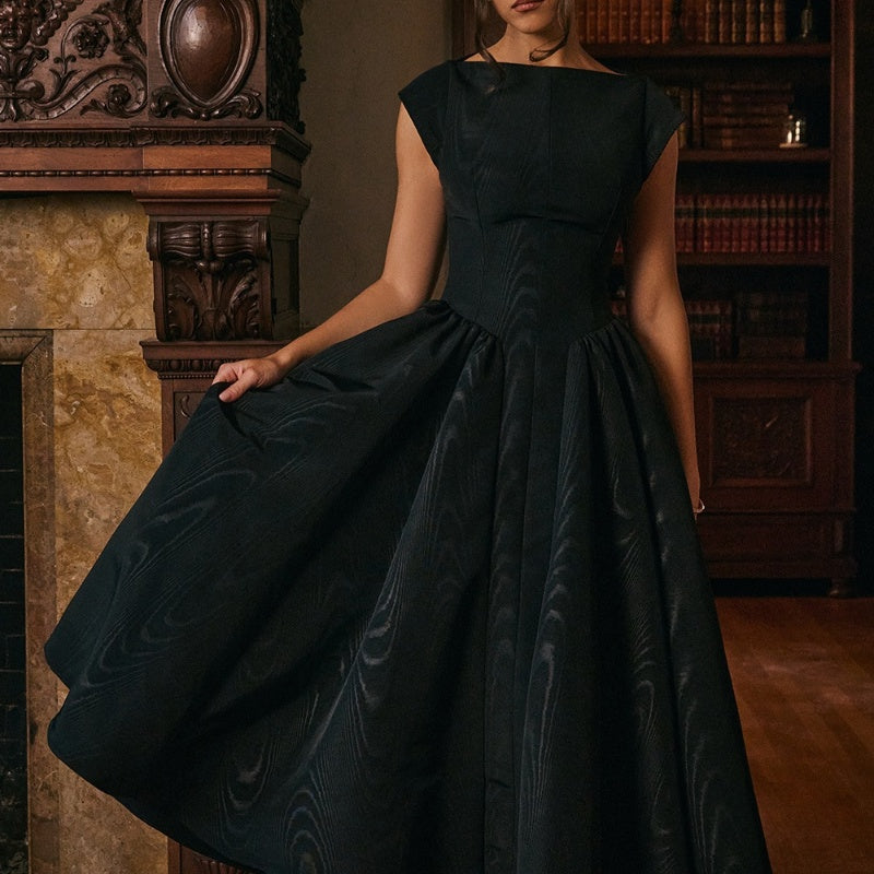 Elegantes Midikleid mit fließendem Korsett