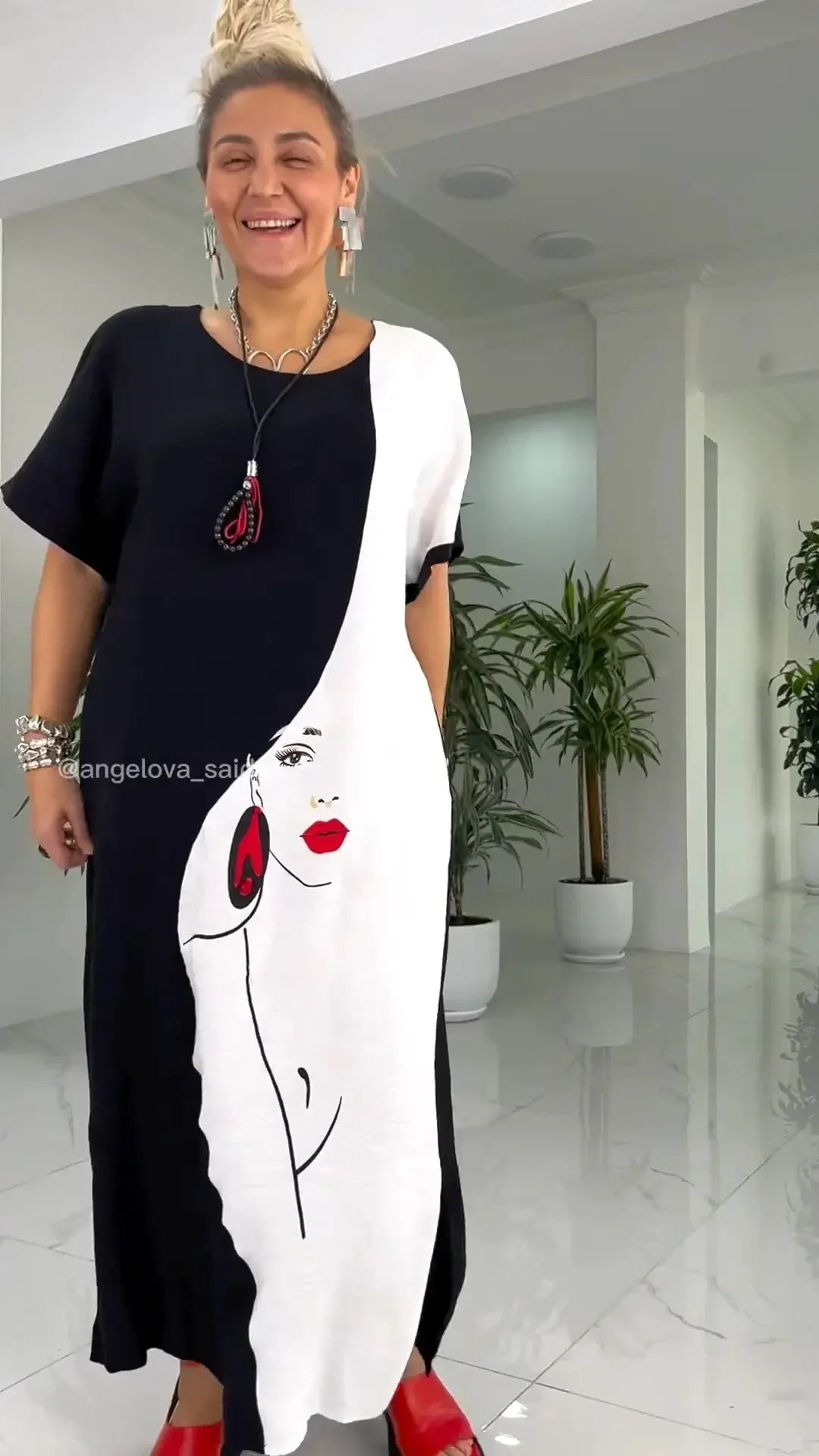 👗Schönes, lockeres Maxikleid mit abstraktem Gesichtsdruck in Schwarz und Weiß