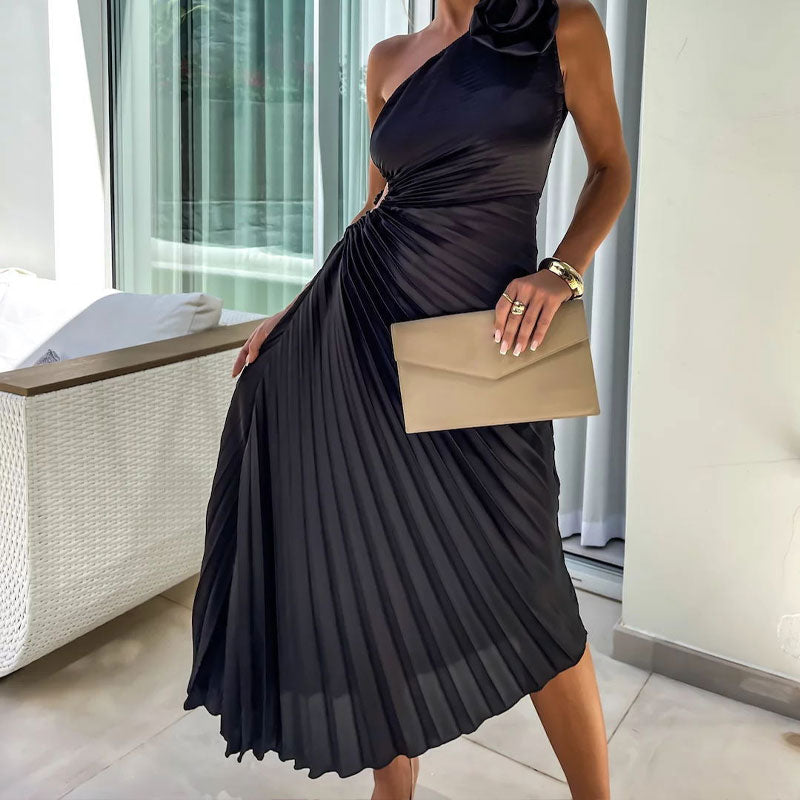 Asymmetrisches Plisseekleid mit schrägem Ausschnitt