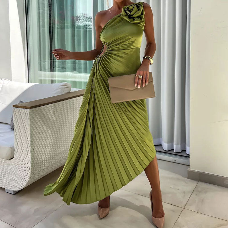 Asymmetrisches Plisseekleid mit schrägem Ausschnitt