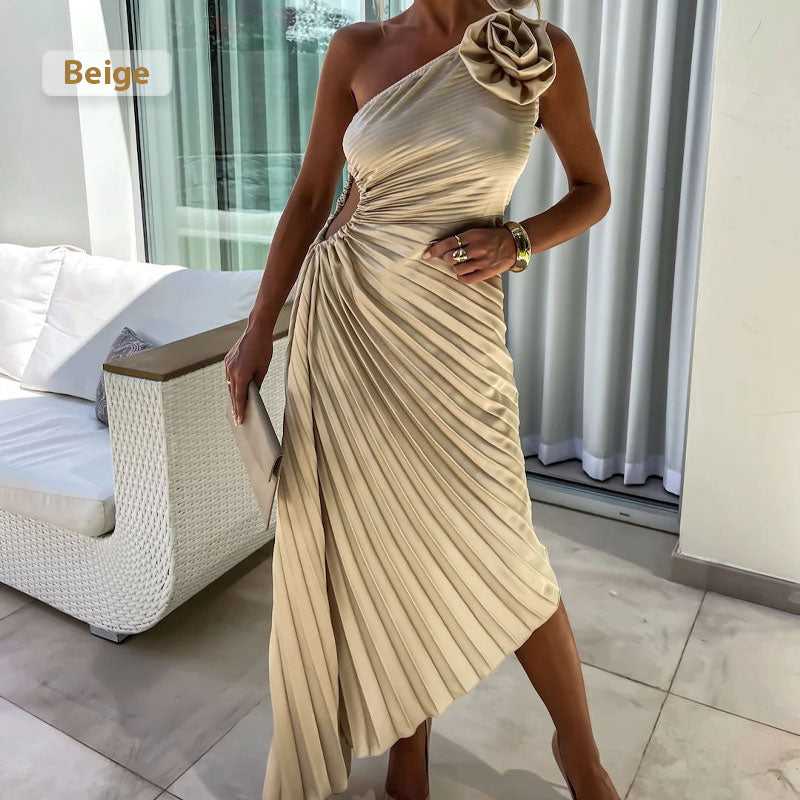 Asymmetrisches Plisseekleid mit schrägem Ausschnitt