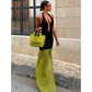 Modernes Kleid mit kontrastierendem Halsausschnitt