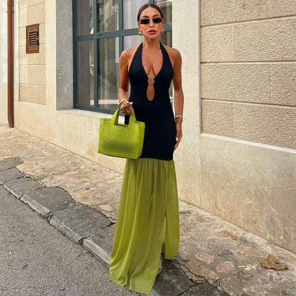 Modernes Kleid mit kontrastierendem Halsausschnitt