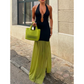 Modernes Kleid mit kontrastierendem Halsausschnitt