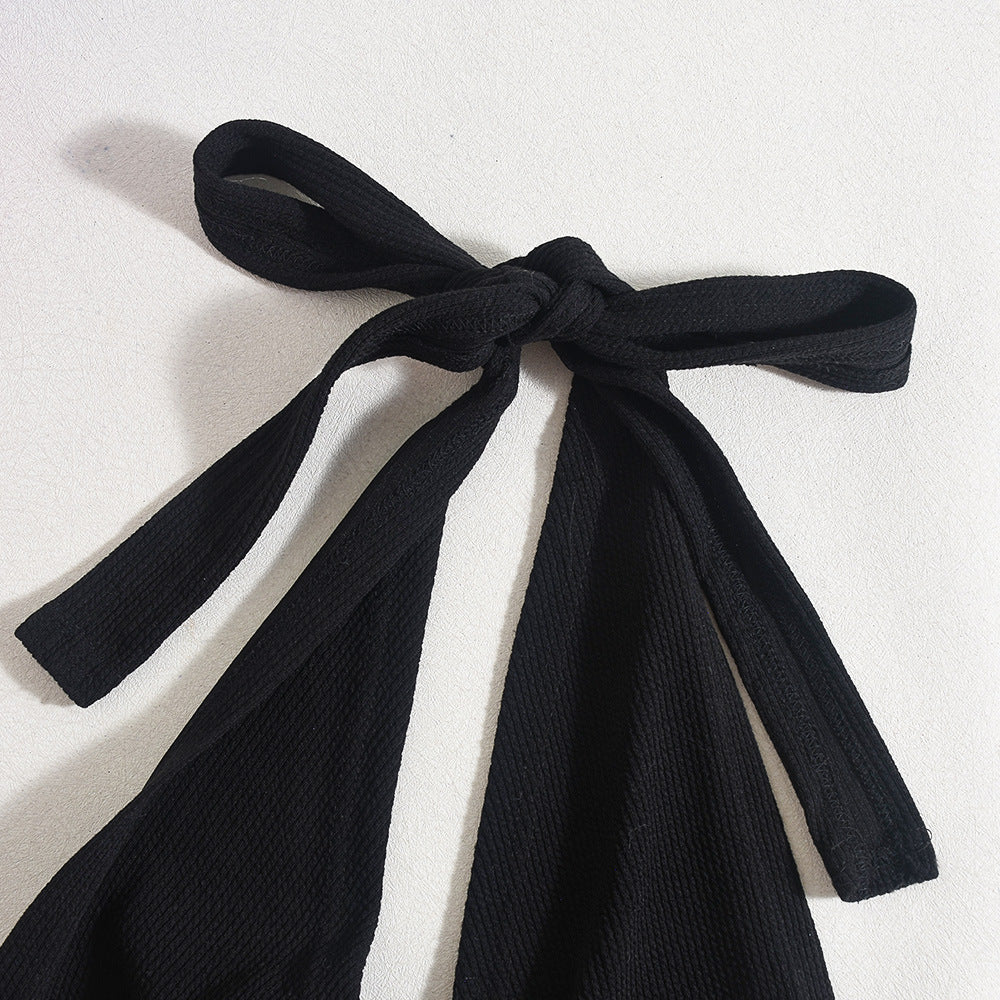 Modernes Kleid mit kontrastierendem Halsausschnitt