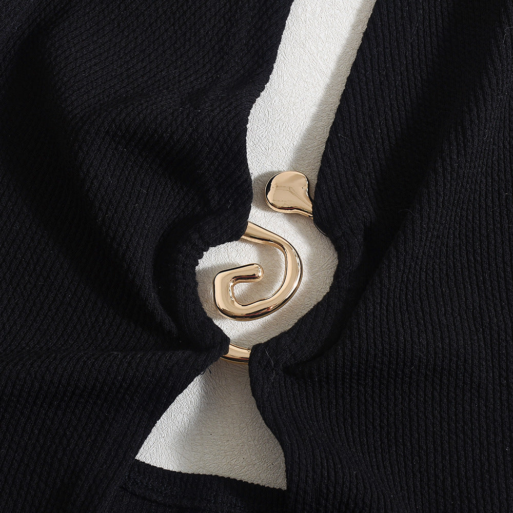 Modernes Kleid mit kontrastierendem Halsausschnitt