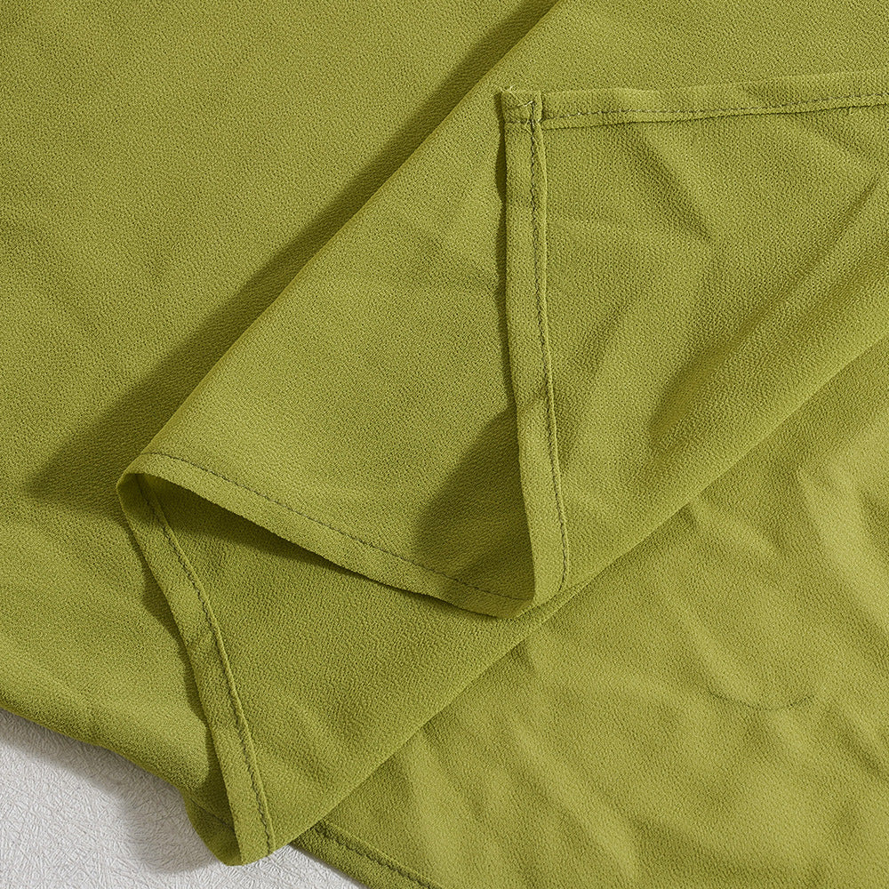 Modernes Kleid mit kontrastierendem Halsausschnitt