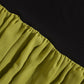 Modernes Kleid mit kontrastierendem Halsausschnitt