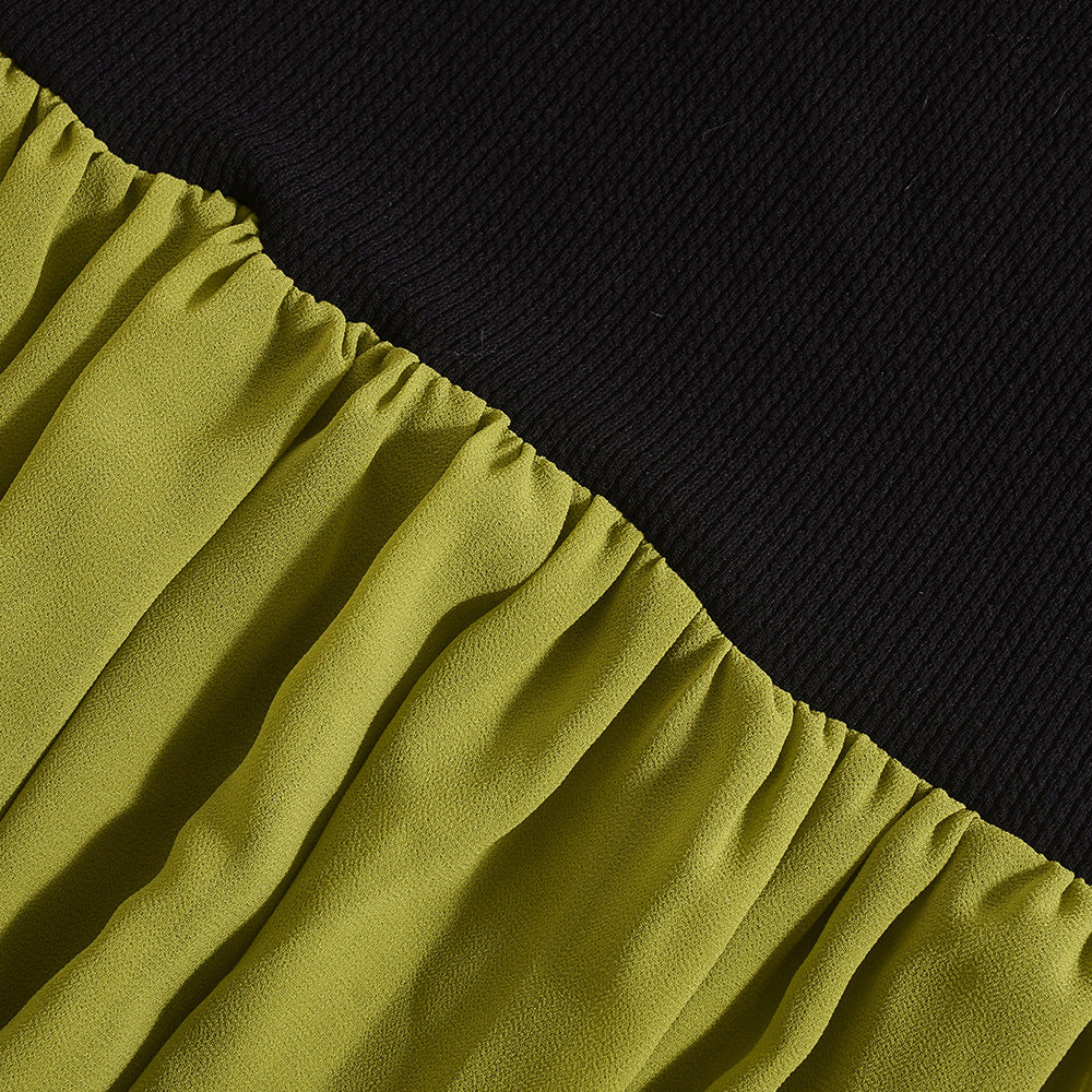 Modernes Kleid mit kontrastierendem Halsausschnitt