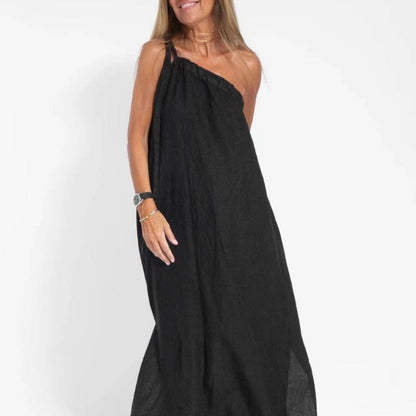 Festes farbiges Kleid mit schräger Schulter und Seitenschlitz
