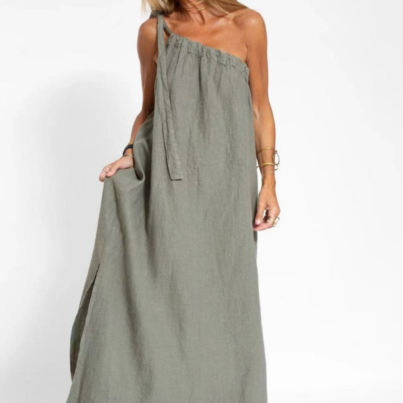 Festes farbiges Kleid mit schräger Schulter und Seitenschlitz