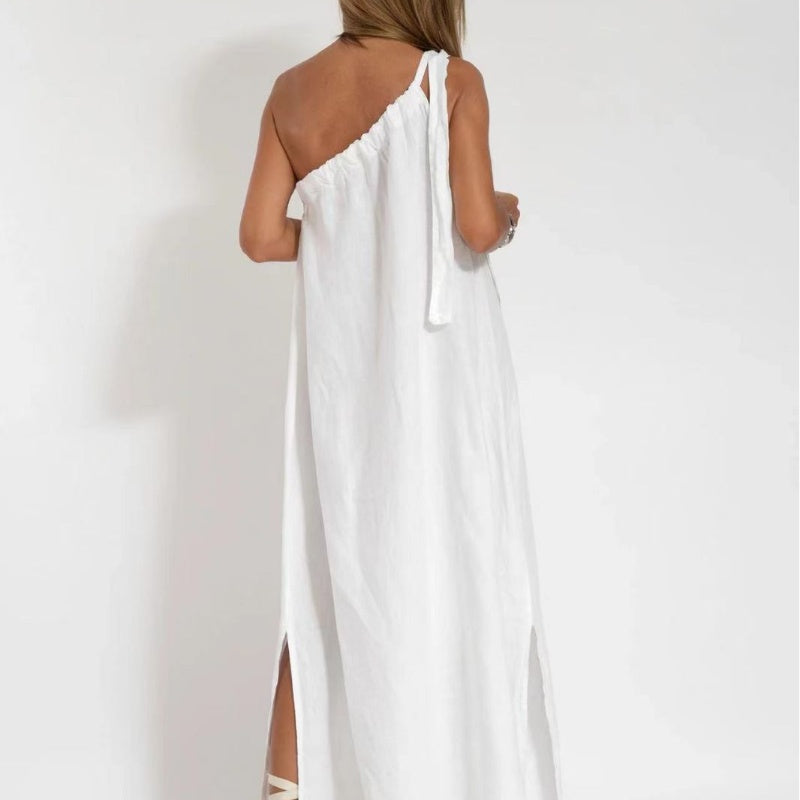 Festes farbiges Kleid mit schräger Schulter und Seitenschlitz