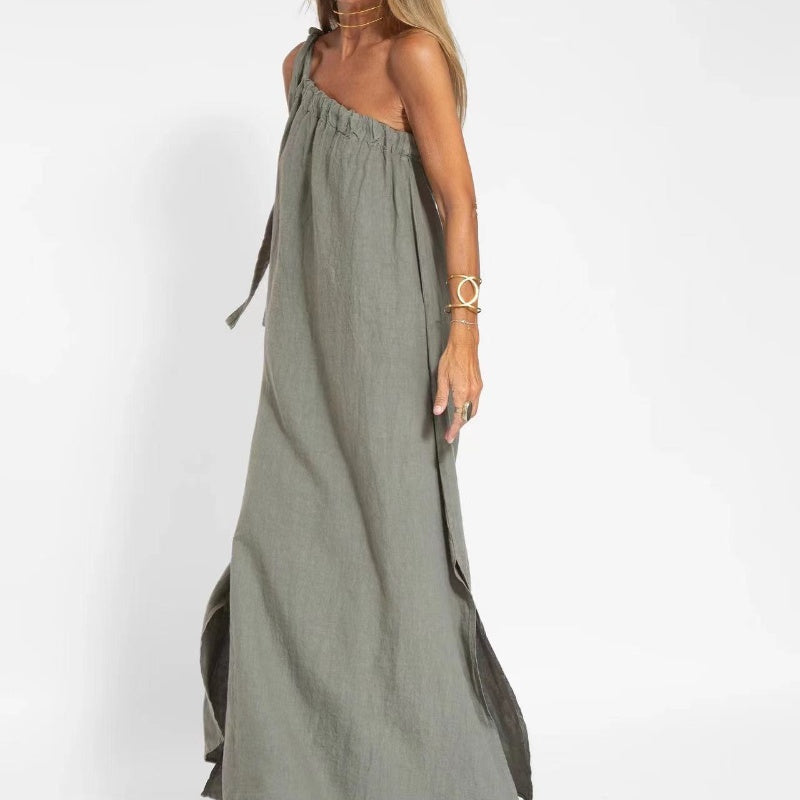 Festes farbiges Kleid mit schräger Schulter und Seitenschlitz
