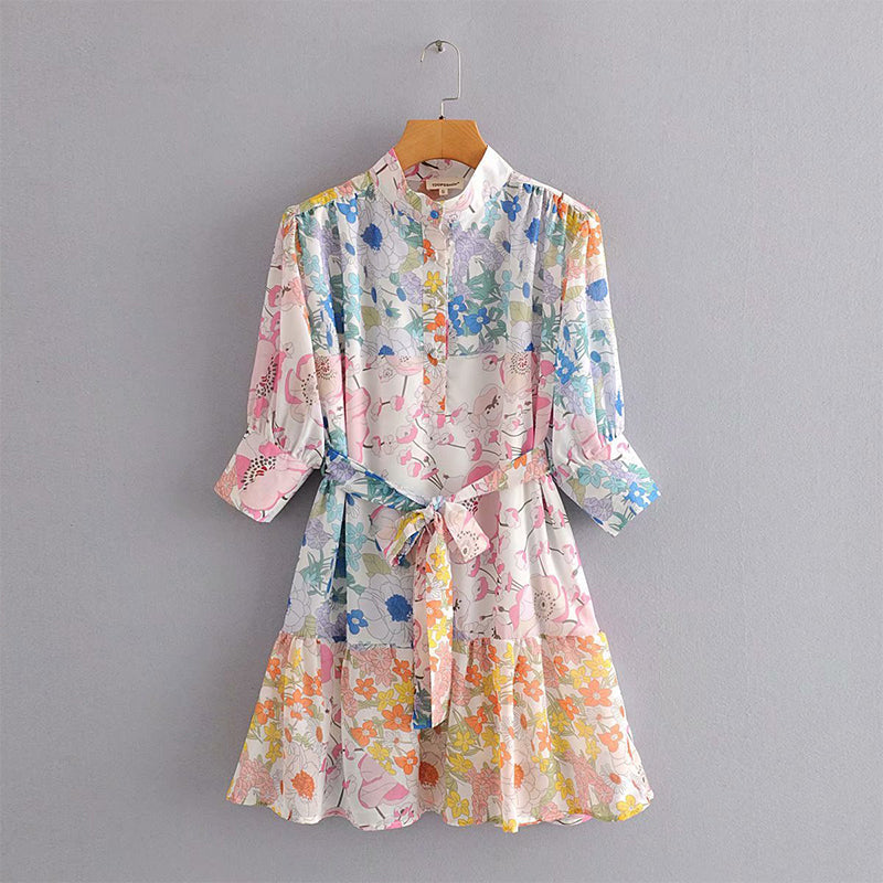 Minikleid mit Knopfverschluss und Blumendruck
