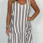 Gestreiftes Oversize-Kleid mit Bindegürtel und Tasche vorne