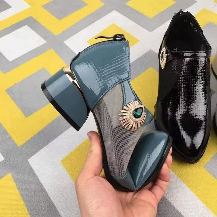 Elegante Damenschuhe mit spitzer Zehenpartie und niedrigem Absatz