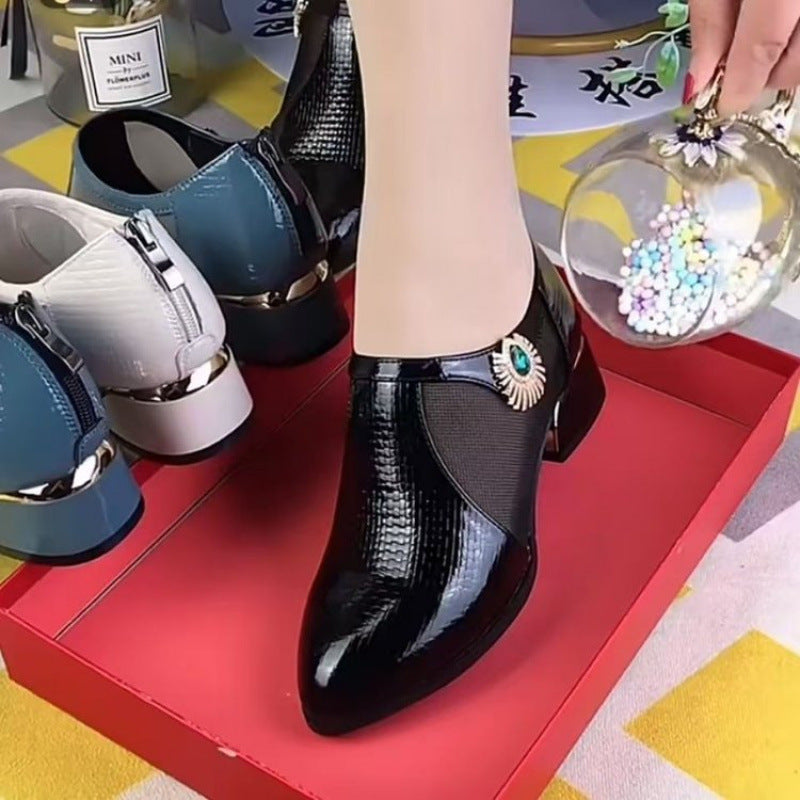 Elegante Damenschuhe mit spitzer Zehenpartie und niedrigem Absatz