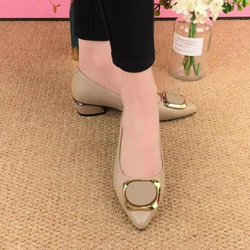Damenschuhe mit niedrigem Absatz und flacher, spitzer Zehenpartie